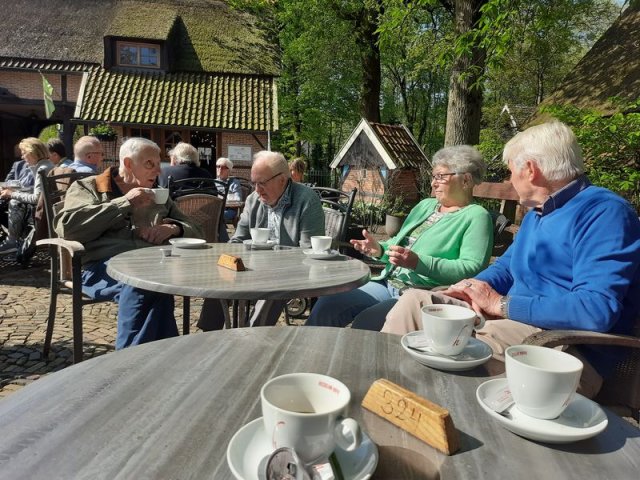 7 Genieten van de koffie en de zon